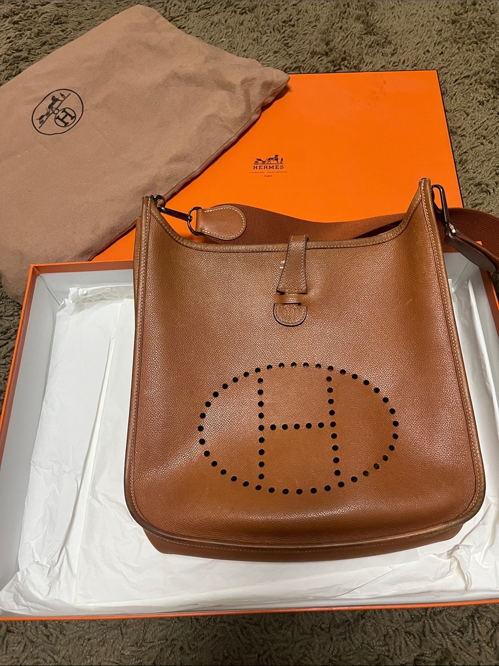 Hermès Saddle Tan Leather Shoulder Bag with White Stitching